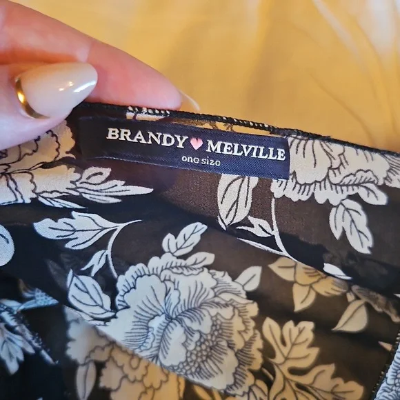 Brandy Melville Black and White Floral Kimono - Picture 2 of 2